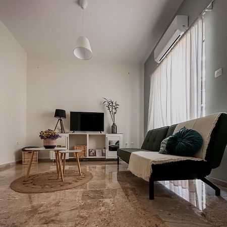 Anesis With A Yard Apartment กาลามาตา ภายนอก รูปภาพ